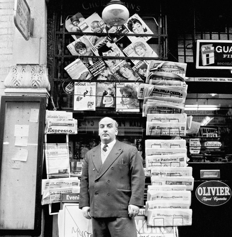 Тони Аббро, газетный киоск, улица Олд Комптон, декабрь 1960