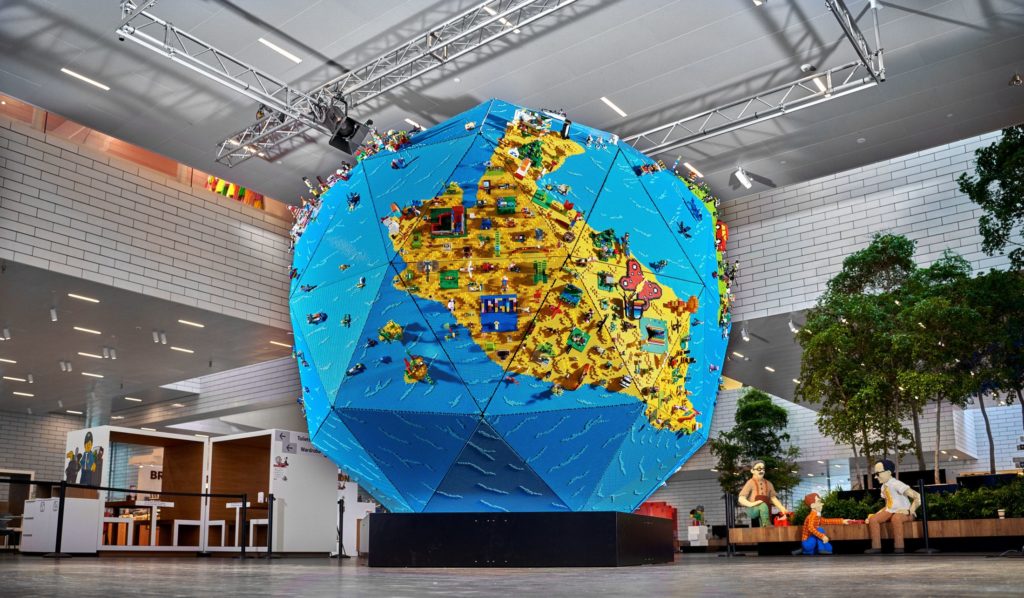 гигантский глобус LEGO
