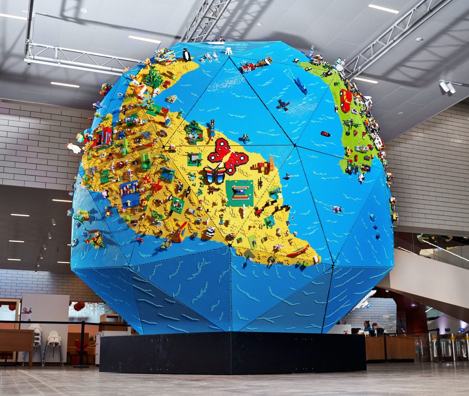 LEGO сделал гигантский глобус в период пандемии