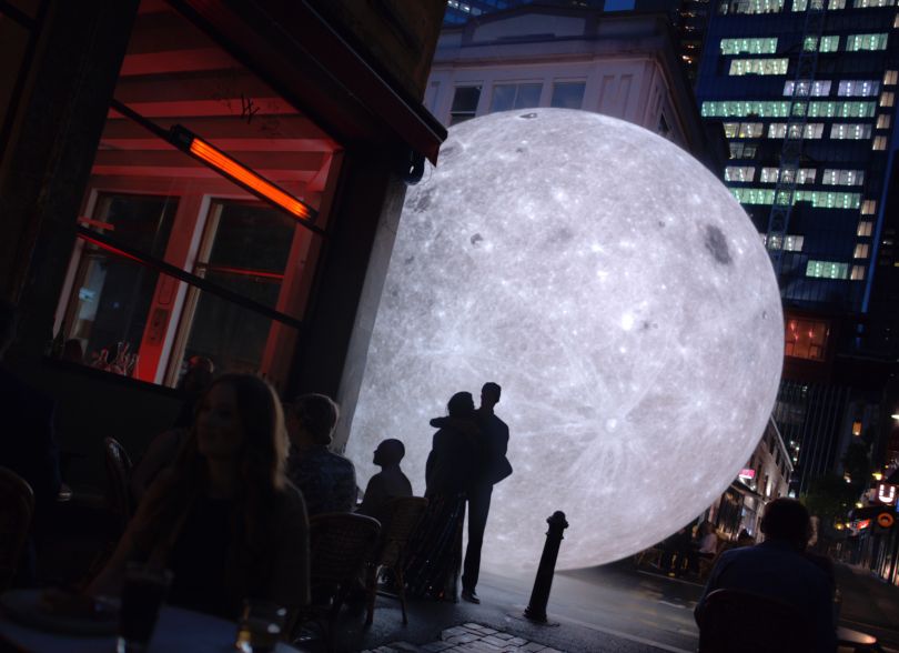 Луна играет главную роль в рекламе OnePlus режиссера Майкла Грейси